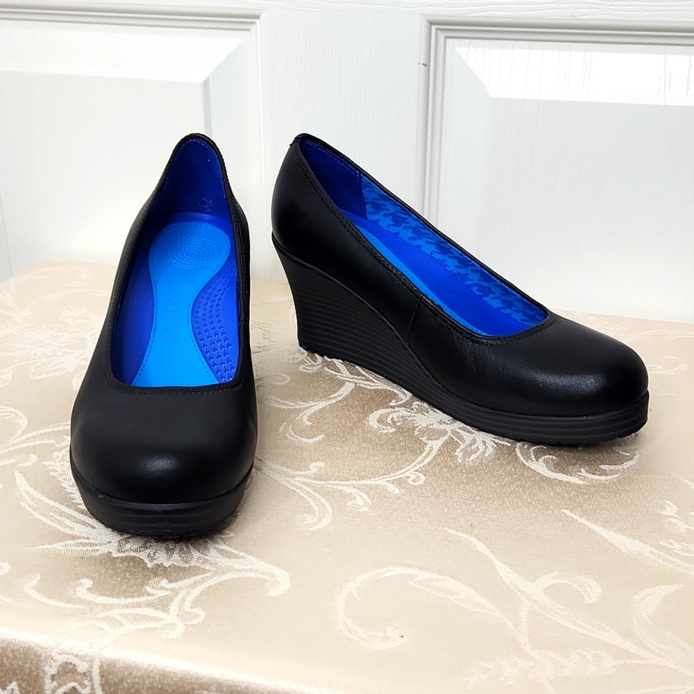 Crocs wedge heel A-Leigh closed toe leather size 6